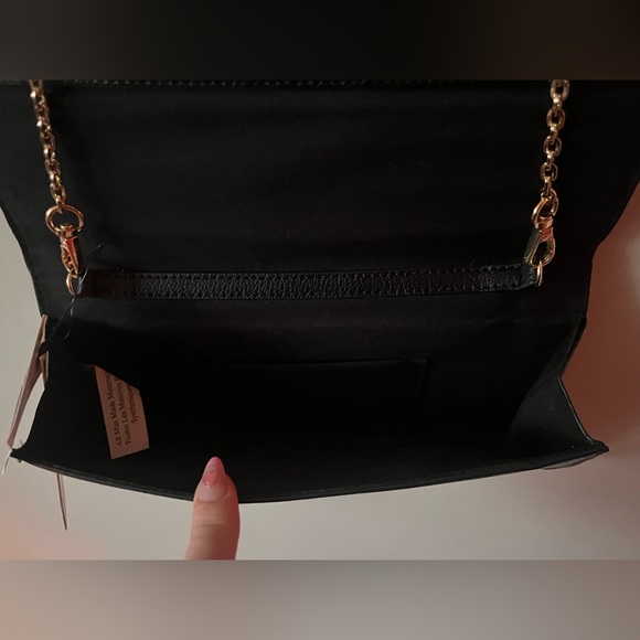 BNWT Sondra Robert’s Squared Spiderweb Black Purse with long gold chain strap - Picture 11 of 12